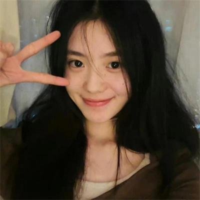 九顶假发的女孩